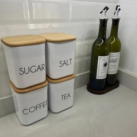 Comfortable, Stylish, Centrally Located Daire